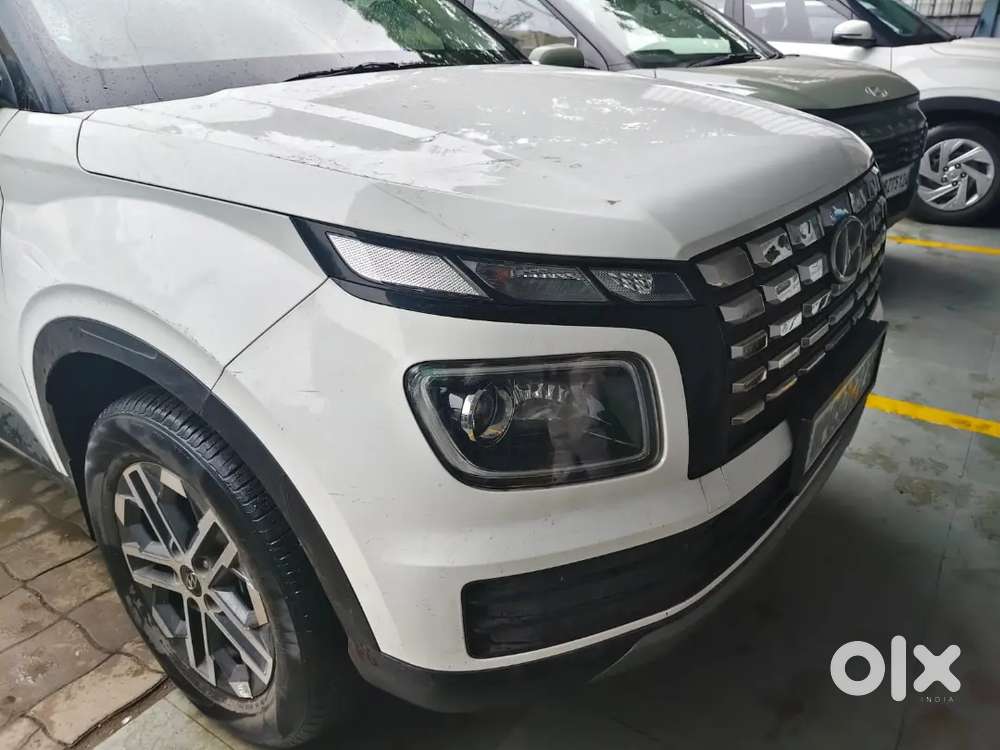 Hyundai Venue 1st Owner 2022 New Shape White Colour