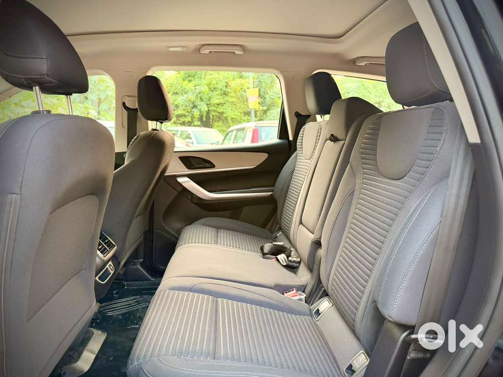 Mahindra Xuv700 2.0 Ax 7 Petrol Mt Str, 2024, Petrol