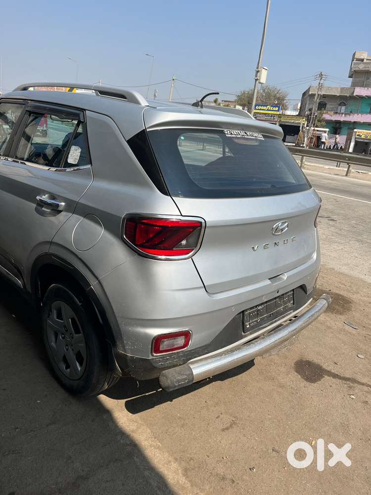 Hyundai Venue 2021 Petrol 40000 Km Driven