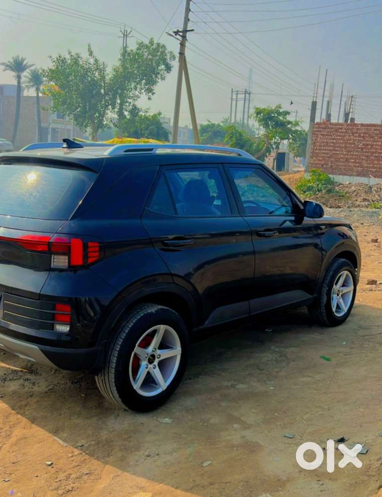 Hyundai Venue 2024 Petrol Well Maintained