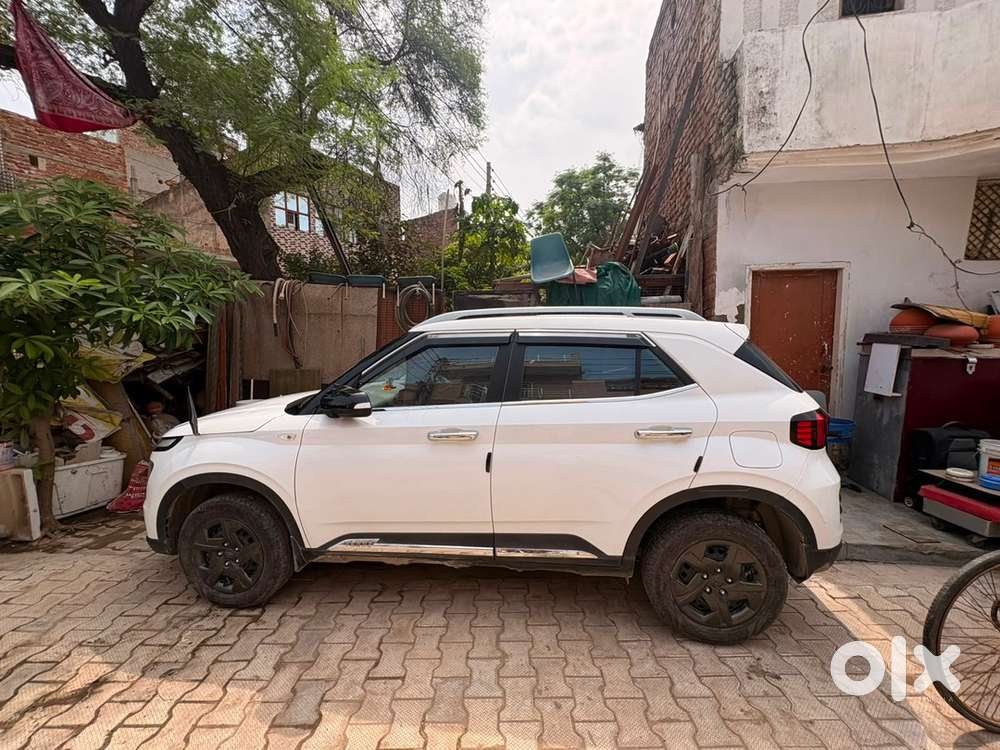 Hyundai Venue 2025 Petrol Well Maintained