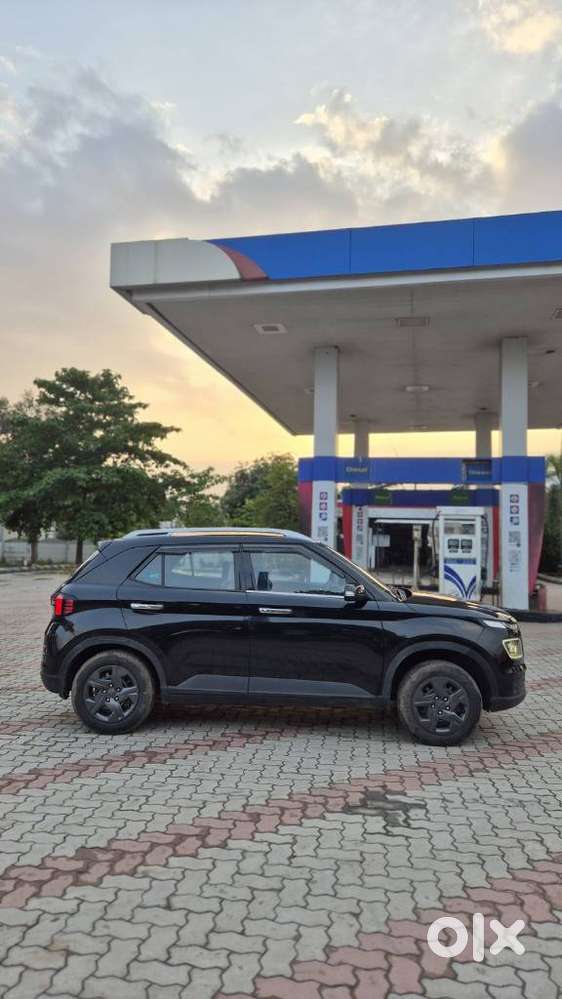 Hyundai Venue S(o) Knight Edition Mt, 2024, Cng & Hybrids