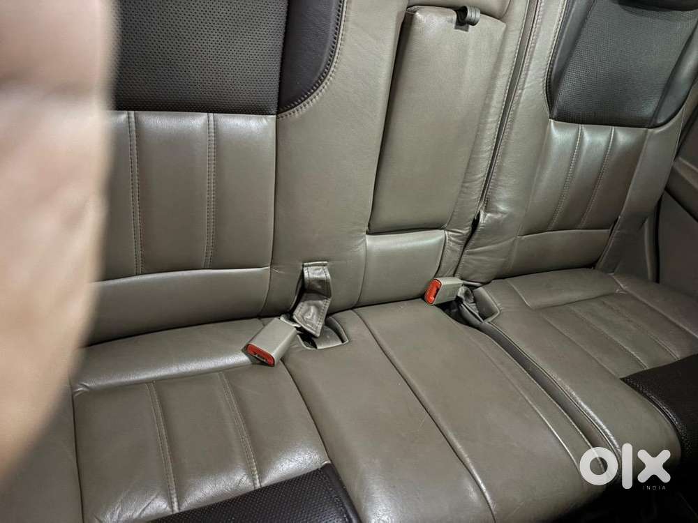 Mahindra Pearl White Xuv500 W8 Diesel 2012 For 6 Lakhs