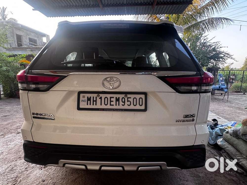 Toyota Innova Hycross