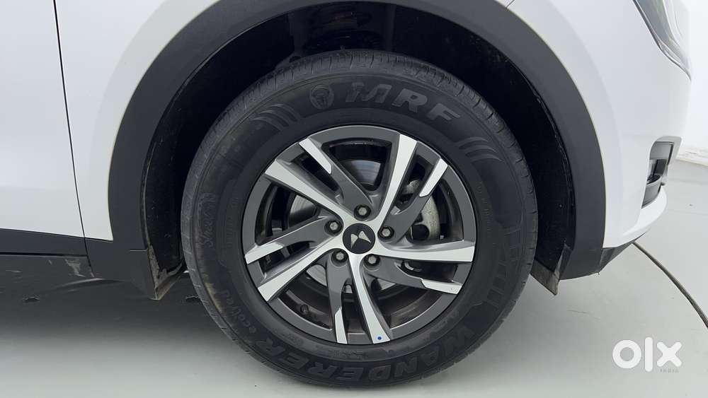 Mahindra Xuv700 2.0 Ax 5 Petrol Mt 7 Str, 2025, Petrol