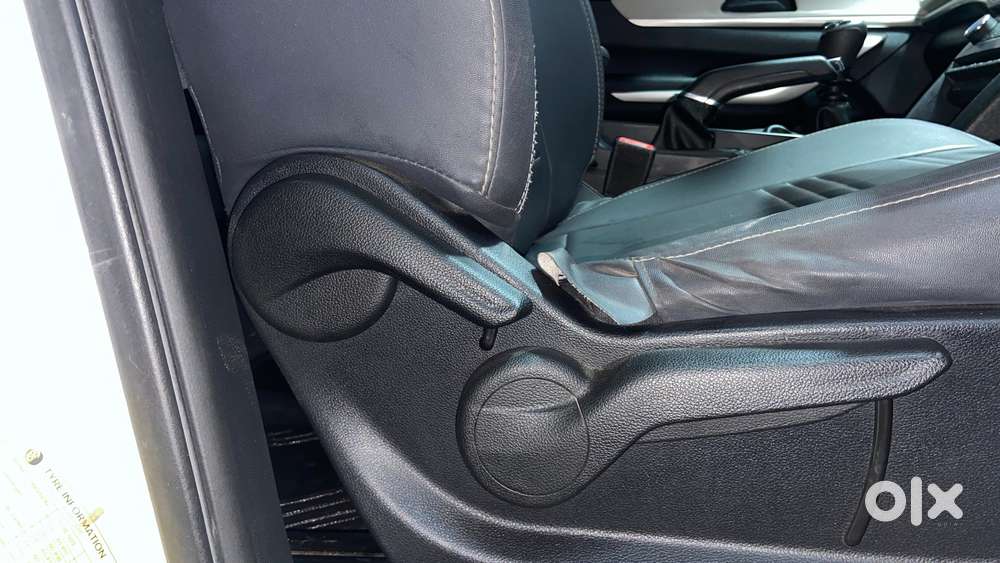 Mahindra Xuv700 2.0 Mx Petrol Mt 5 Str, 2023, Petrol