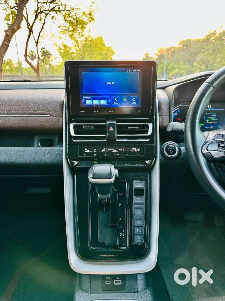 Toyota Innova Hycross