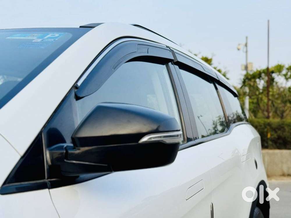 Mahindra Xuv700 2.0 Mx Petrol Mt 5 Str, 2023, Petrol