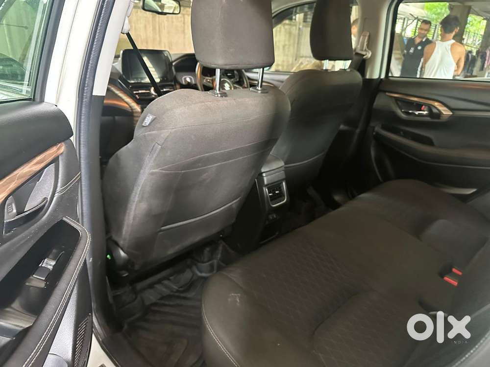 Maruti Suzuki Grand Vitara 1.5 Alpha Plus Intelligent Hybrid Ecvt, 2..