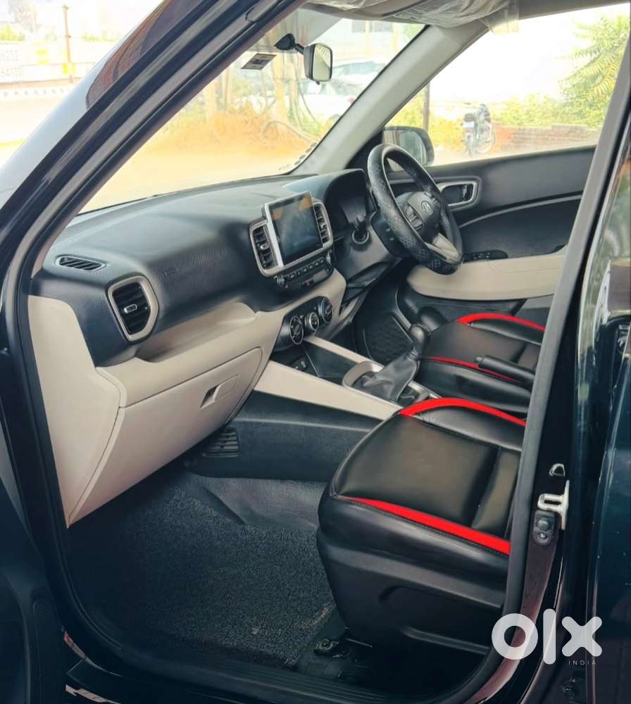 Hyundai Venue 2024 Petrol Well Maintained