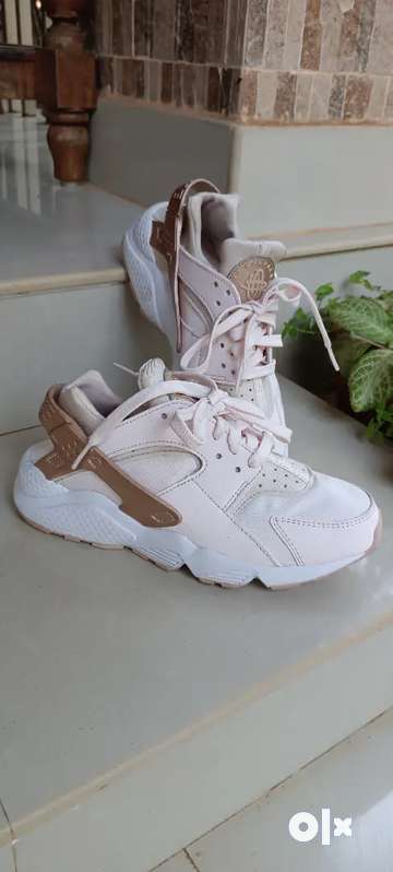 Nike huarache store womens beige