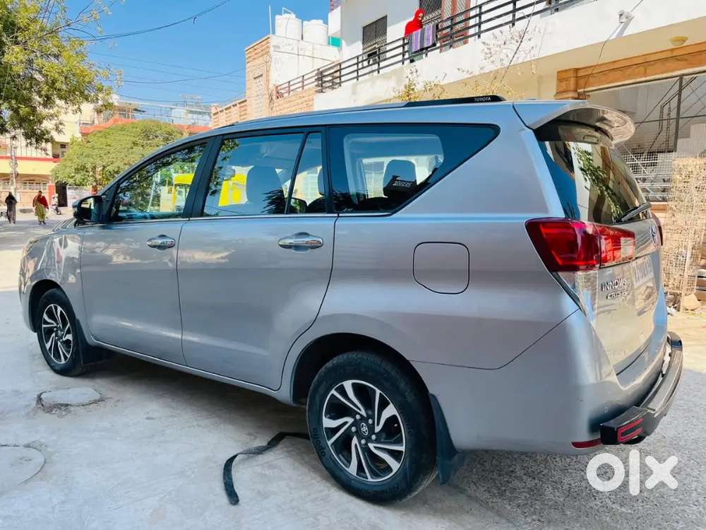 इनोवा क्रिस्टा गाड़ी कंप्लीट सर्विस रिकॉर्ड के साथ