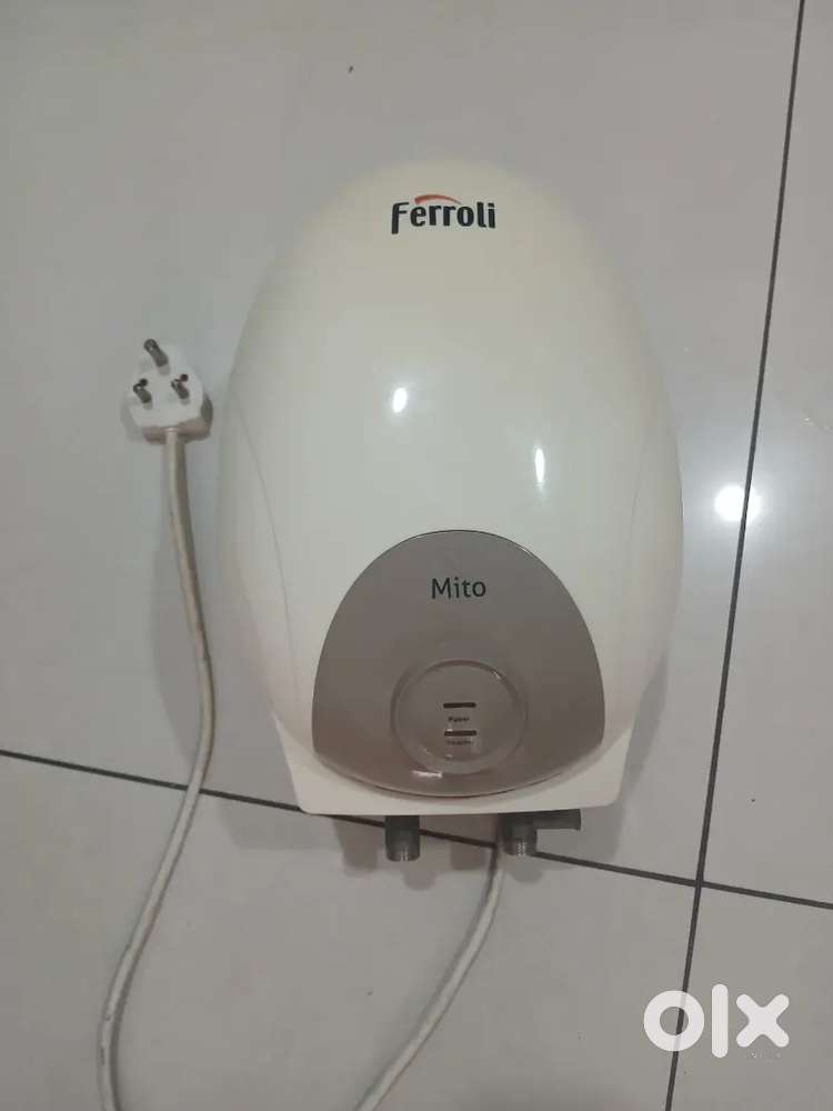 Instant  3 liter gyser ferroli mito white color