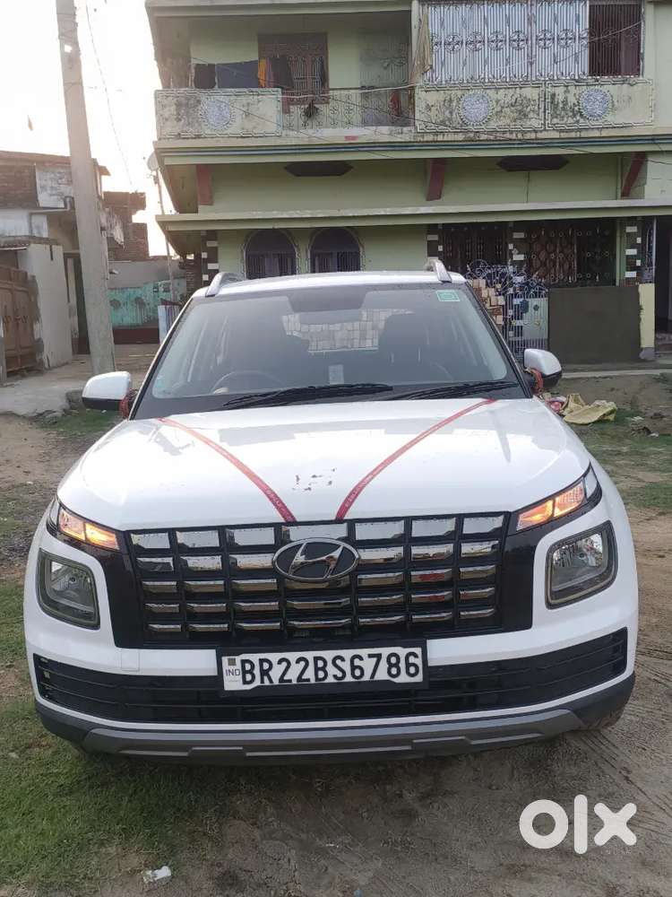 Hyundai Venue 2025 Petrol 5500 Km Driven