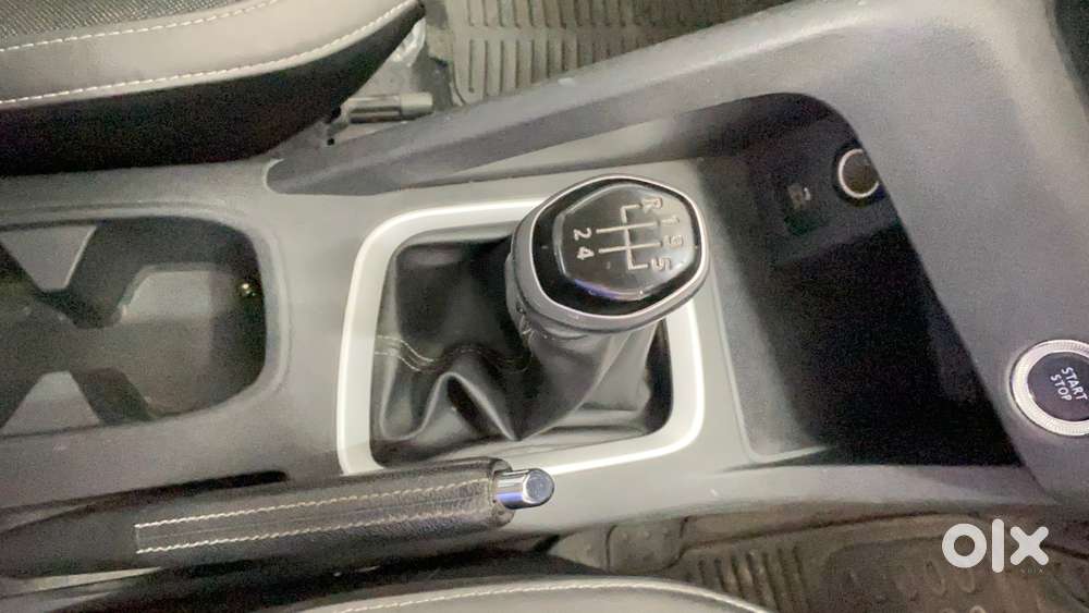 Nissan Magnite 1.0 Xv Premium, 2022, Petrol