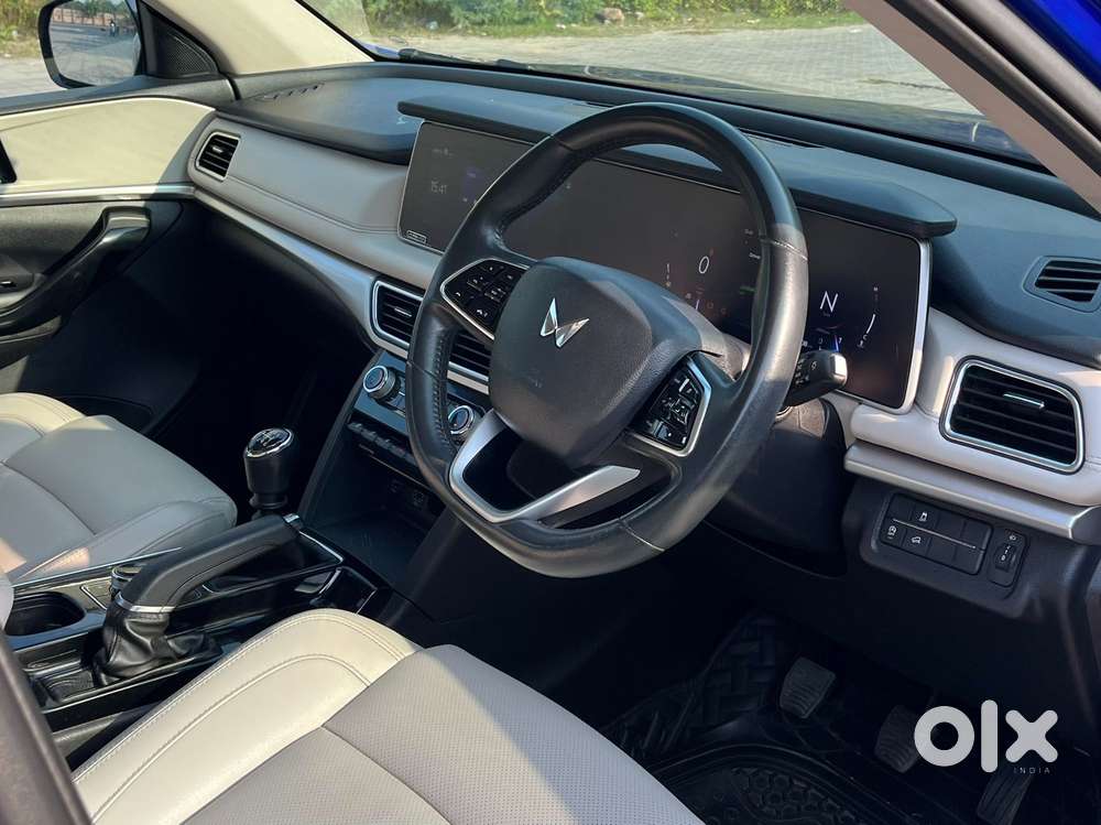 Mahindra Xuv700 2.0 Ax 7 Petrol Mt Str, 2022, Petrol