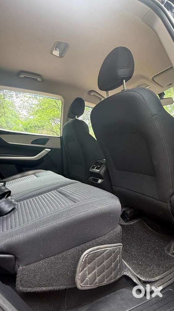 Mahindra Xuv700 2.0 Ax 3 Petrol Mt 5 Str, 2022, Petrol