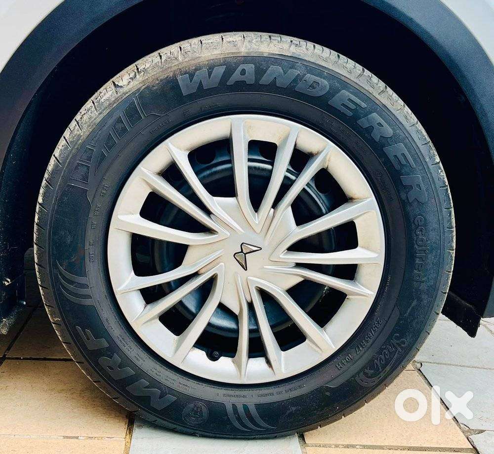 Mahindra Xuv700 2.0 Mx Petrol Mt 5 Str, 2022, Petrol