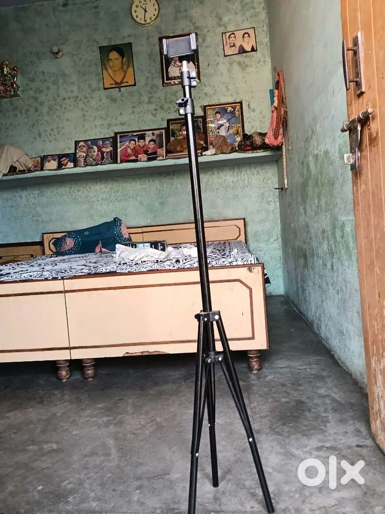 Yeh tripod 7 feet khul sakte h aur 3 din use Kiya hua h all are good