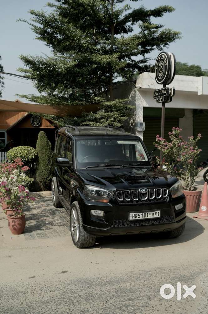 Mahindra Scorpio Black Diesel 2017