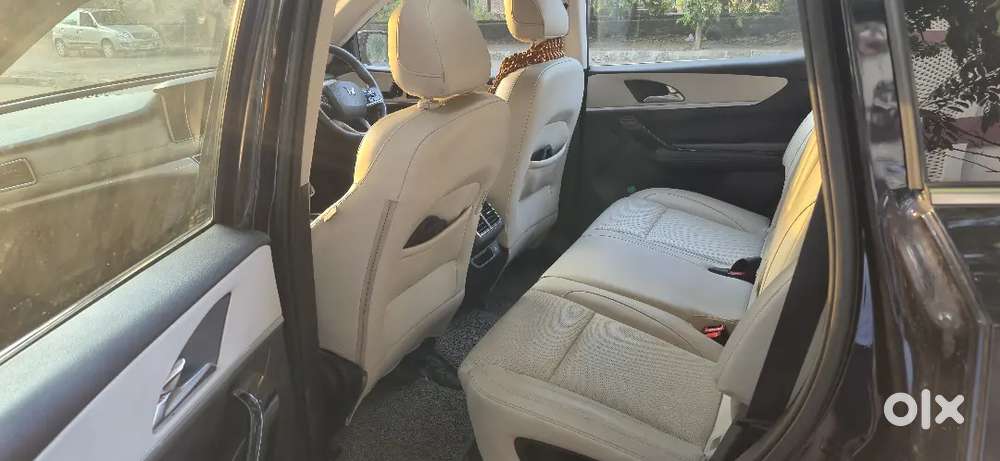 Mahindra Xuv700 2022 Diesel 74500 Km Driven. Mid Night Black. Corporat