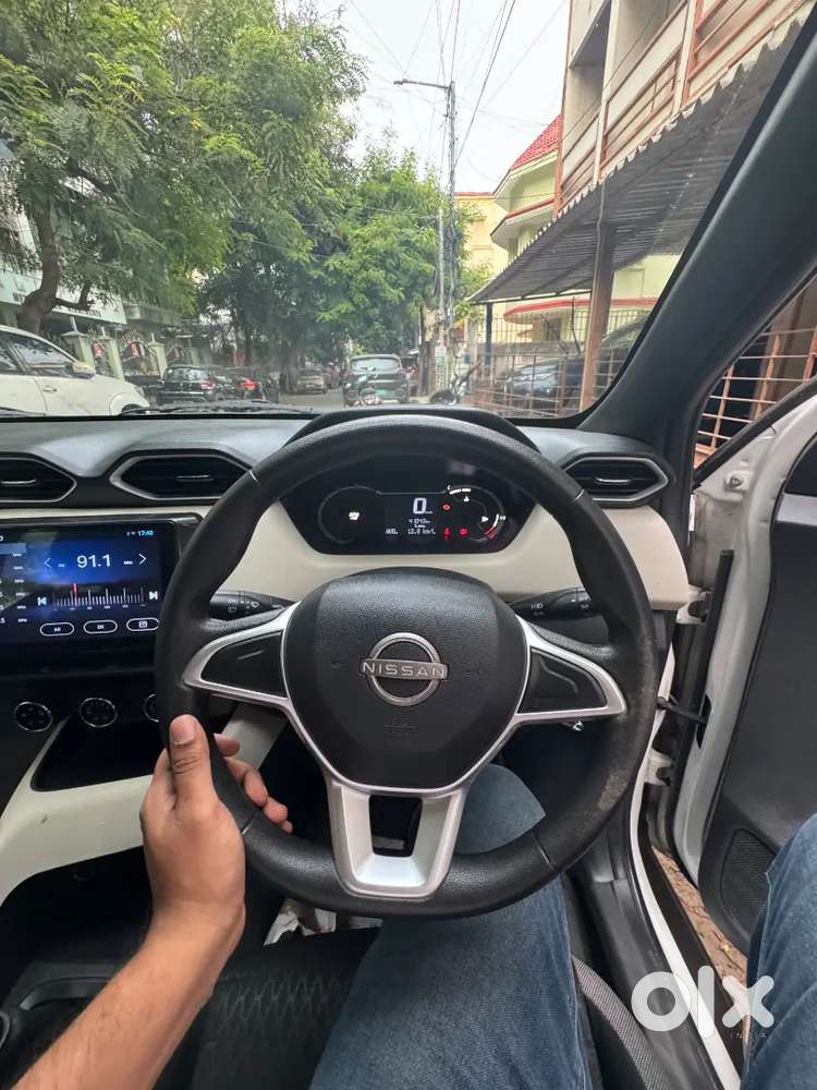 White Nissan Magnite 1.0 Xe 2022