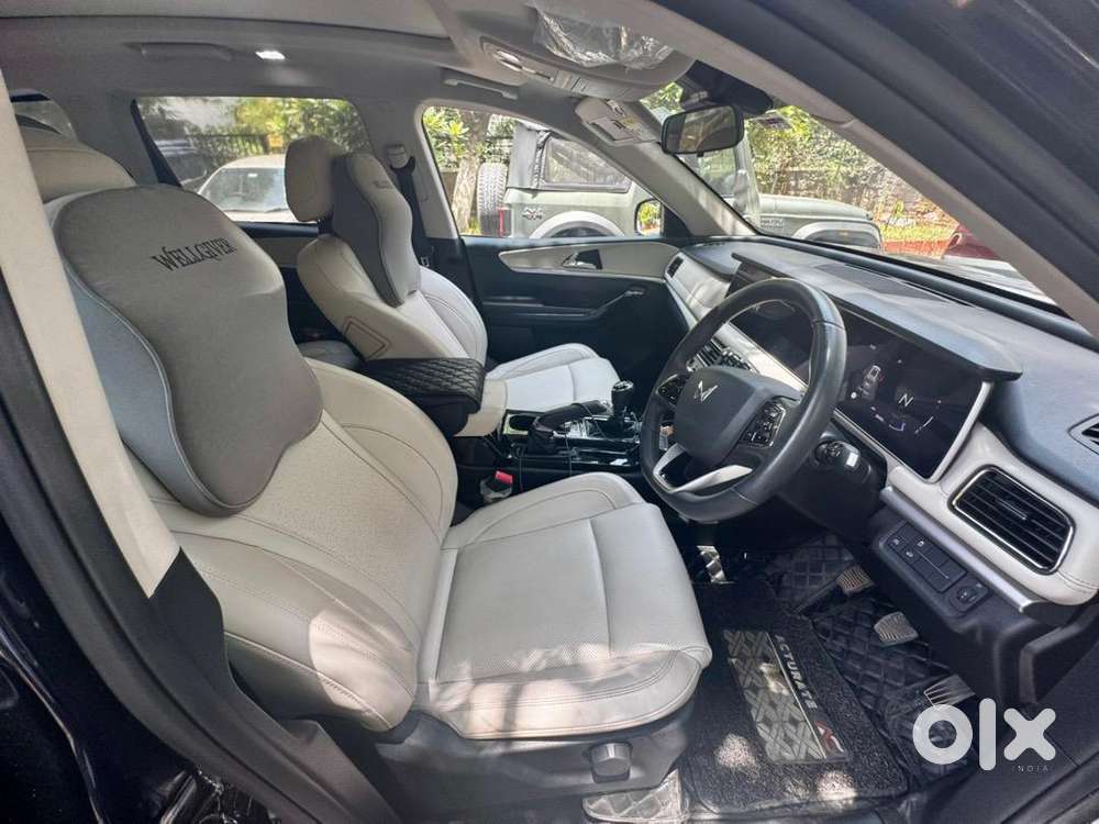 Mahindra Xuv700 Ax7 Dsl 2025 Model  Diesel  Manual