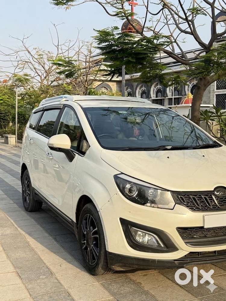 Mahindra Marazzo M8 Top End