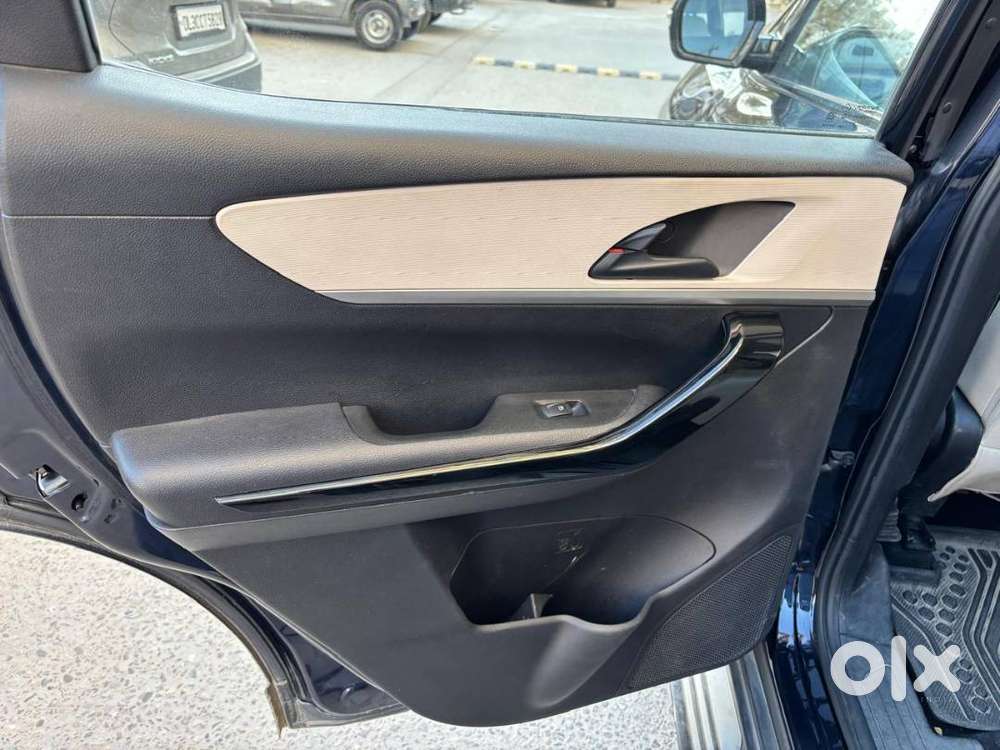 Mahindra Xuv700 Ax5 Petrol Mt 7 Seater 2022