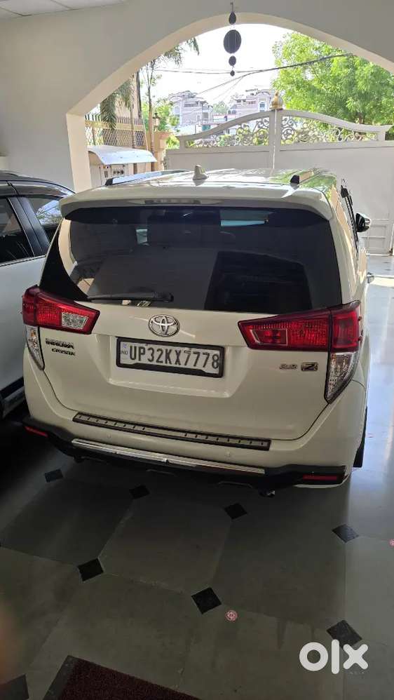 Innova Crysta 2.8z Automatic Top Model Captain Seat