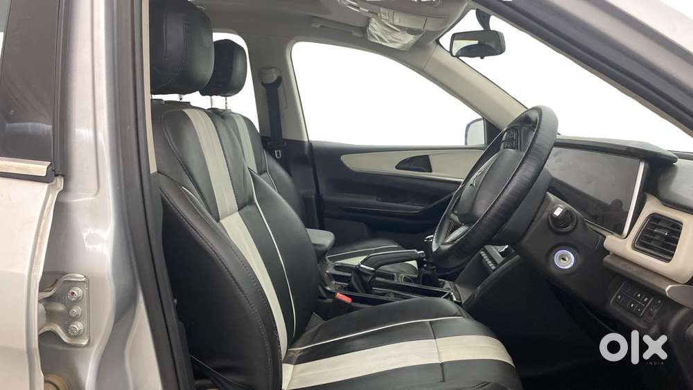 Mahindra Xuv700 2.0 Ax 5 Petrol Mt Str, 2022, Petrol