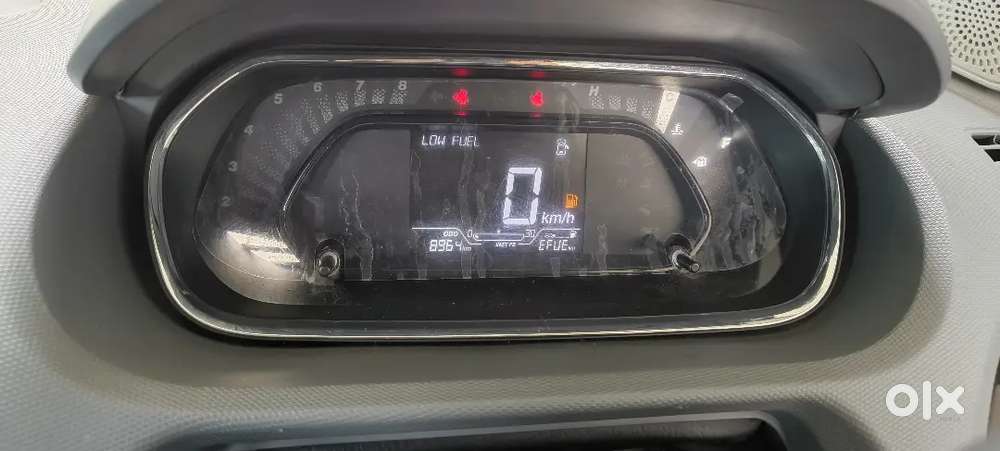 Tiago Hain, Achi Condition Me H , Khadi Rahti H, Sab Kuch Bhadiya H