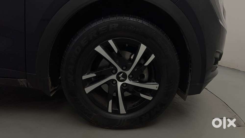 Mahindra Xuv700 2.2 Ax 5 Diesel At 7 Str, 2025, Diesel