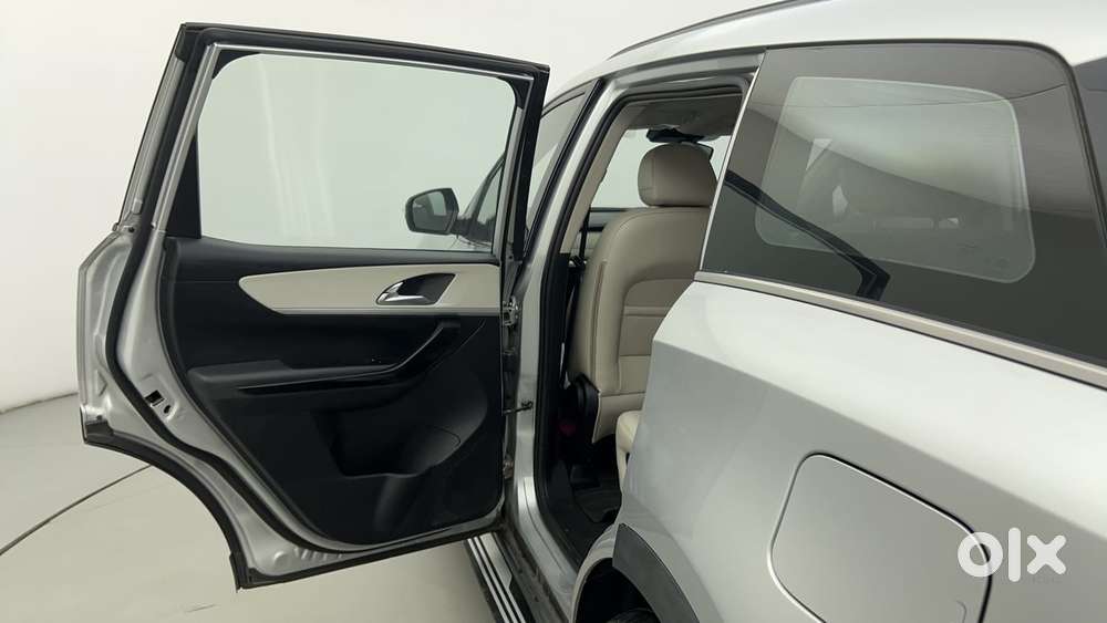 Mahindra Xuv700 2.0 Ax 7 Petrol At Luxury Pack Str, 2023, Petrol