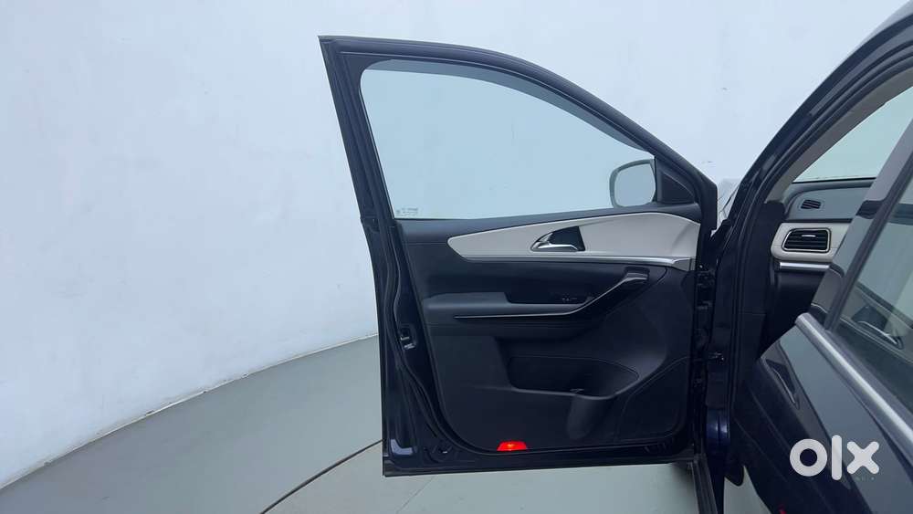Mahindra Xuv700 2.0 Ax 7 Petrol At Str, 2024, Petrol