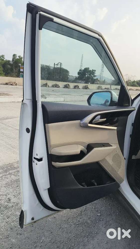 Kia Carens (2022)-top Model With Sunroof & Luxury Interiors