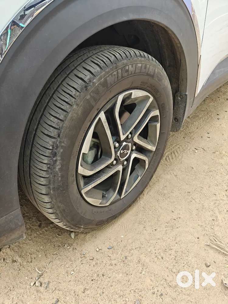 Kia Carens 2024 Petrol Well Maintained