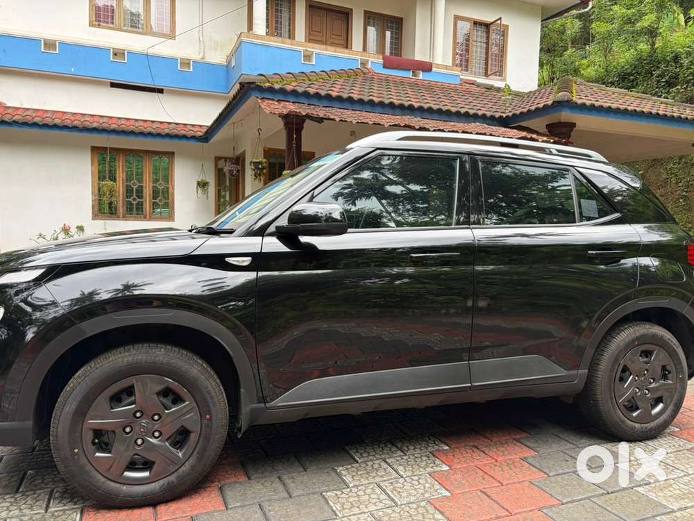 Hyundai Venue S 2023 Petrol Well Maintained