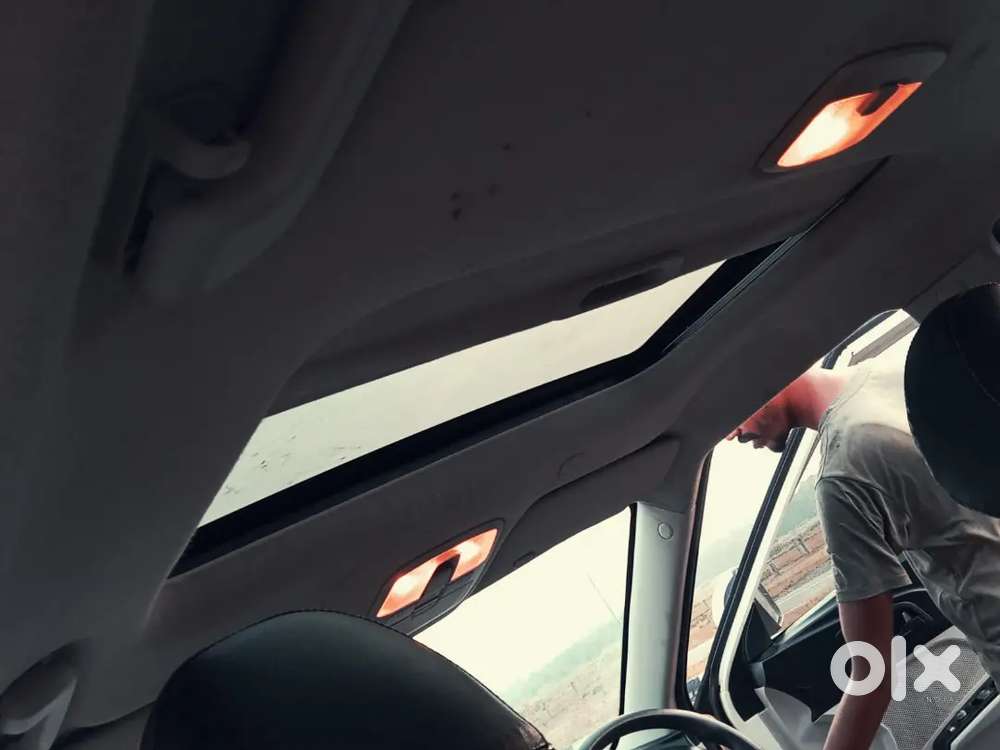 Mahindra Xuv300 Pearl White Diesel Sunroof