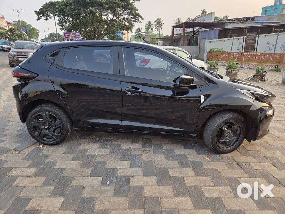 Tata Altroz 1.2 Xza Plus Dark Edition Dct, 2023, Petrol