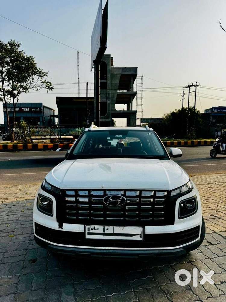Hyundai Venue 2024 Petrol Well Maintained