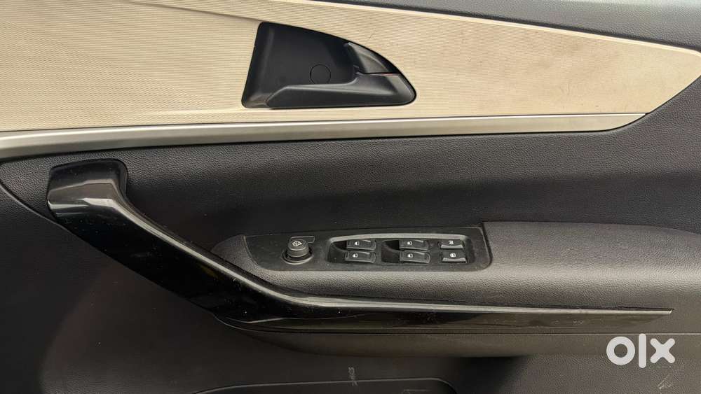 Mahindra Xuv700 2.0 Ax 5 Petrol Mt 7 Str, 2023, Petrol