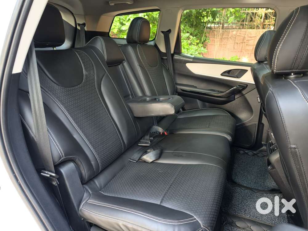 Mahindra Xuv700 2.0 Ax 5 Petrol Mt 7 Str, 2022, Petrol