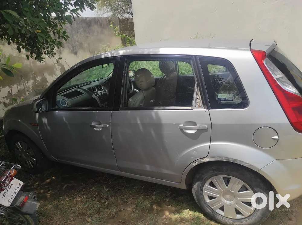 Ford Figo 1.5 Premium Siver 2012