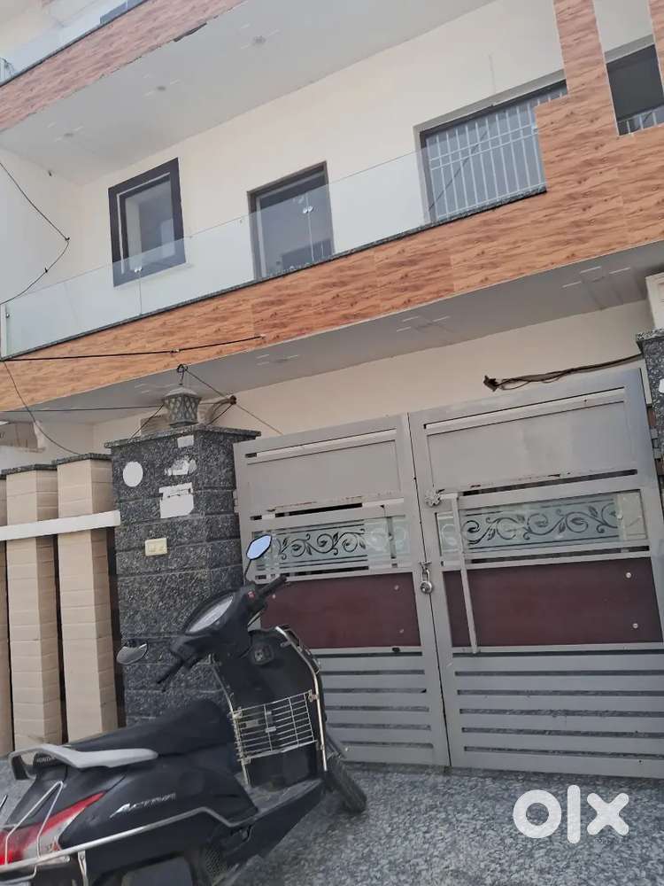 Newly luxcious first entrance 3bhk house for rent in secc32 with car p