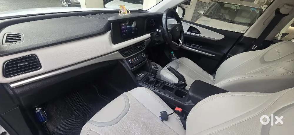 Mahindra Xuv700 Mx Mt 5-seater  1st Owner  27,000 Km  Excellent Con