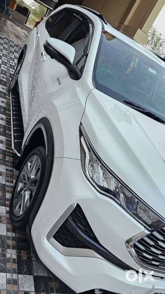 Toyota Innova Hycross 2.0 Zx (o) Hybrid 7 Str, 2025, Petrol