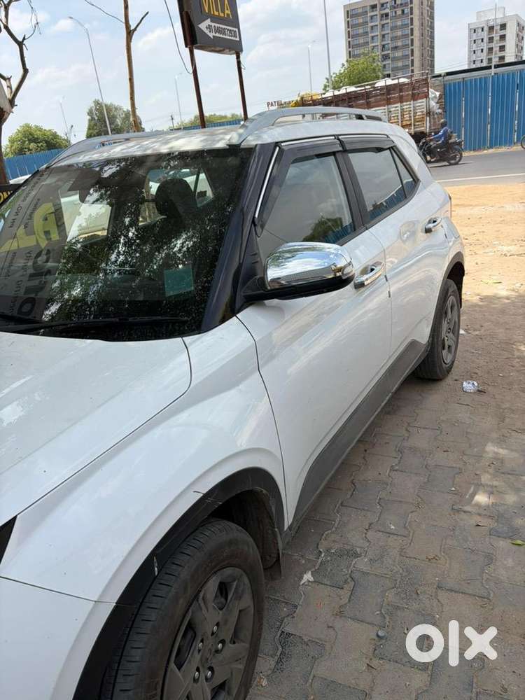 Hyundai Venue 2024 Diesel Well Maintained