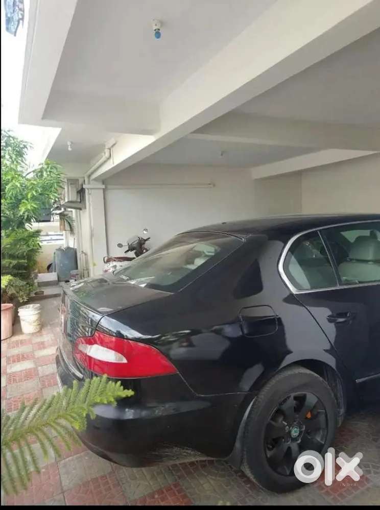 Skoda Superb 2013 Petrol 100000 Km Driven