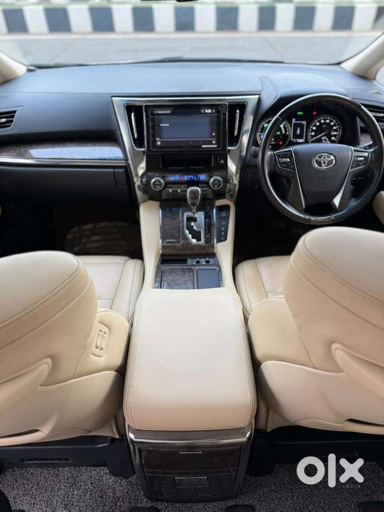 Toyota Vellfire 2.5 Executive Lounge, 2022, Petrol
